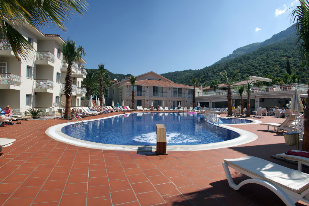 The Blue Lagoon Deluxe Hotel - 4