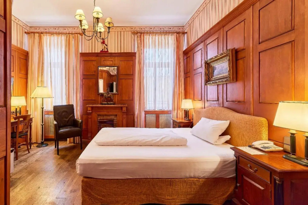 Hip Hotel by null