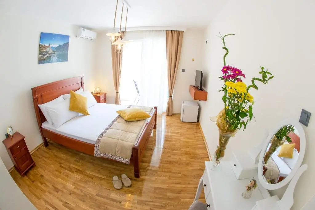 Deluxe Double room with balcony (full double bed)