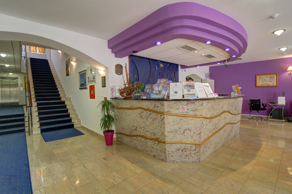 Lobby & Reception