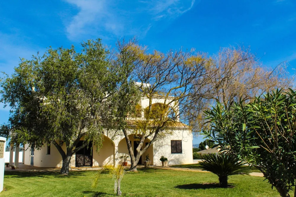 4 Bedrooom villa with gated pool located between Olhas da Agua and Albuferia
