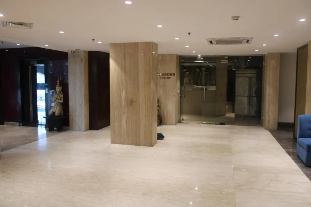 Lobby & Reception