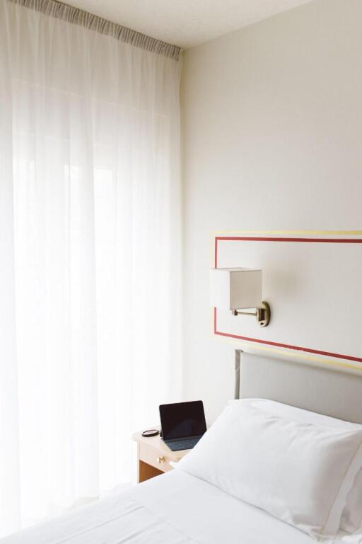 Hotel America by null