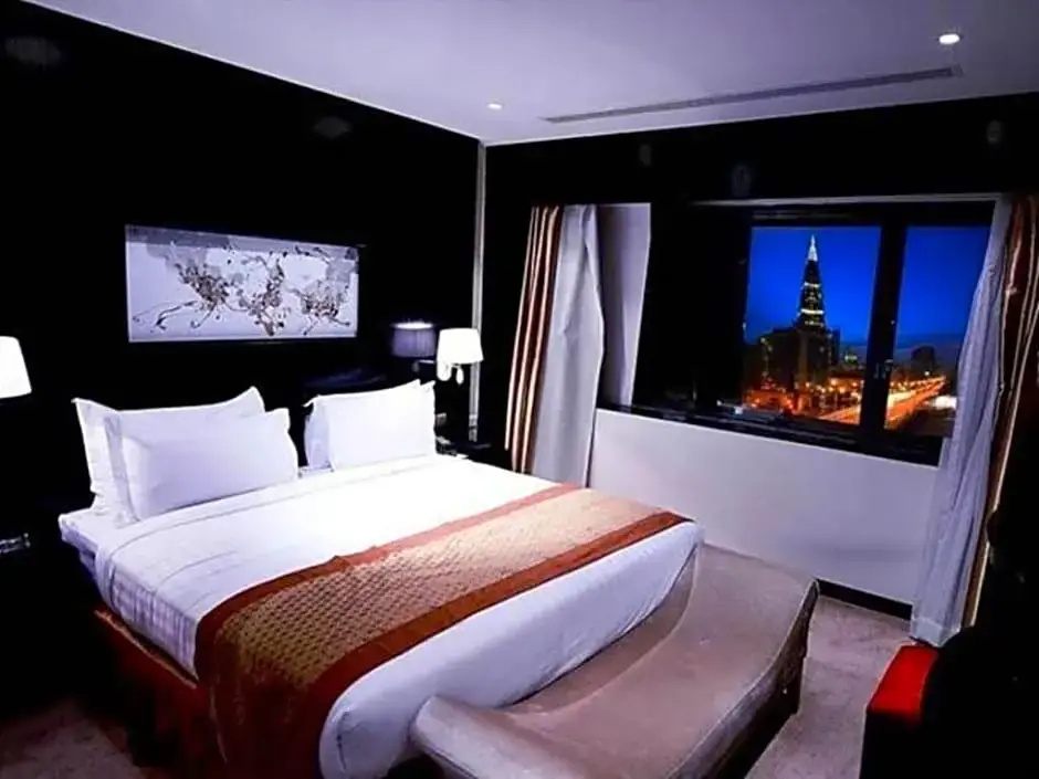 Deluxe Double room (full double bed)