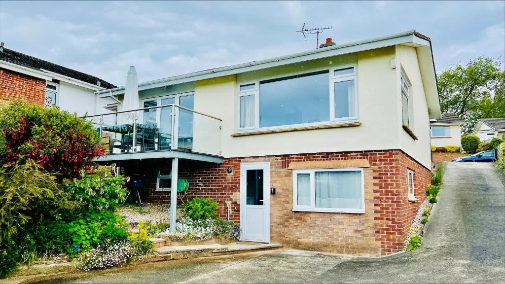 15 Churchfields - Bungalow with Estuary Views and Parking