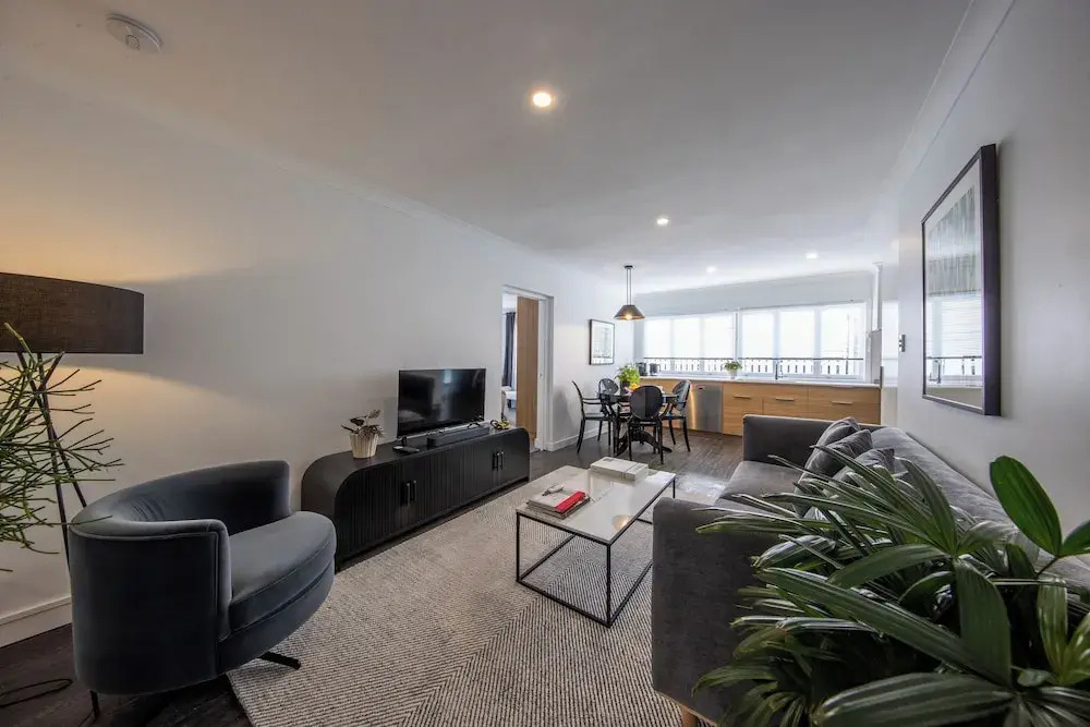 雙層地下室公寓，配有雙人床