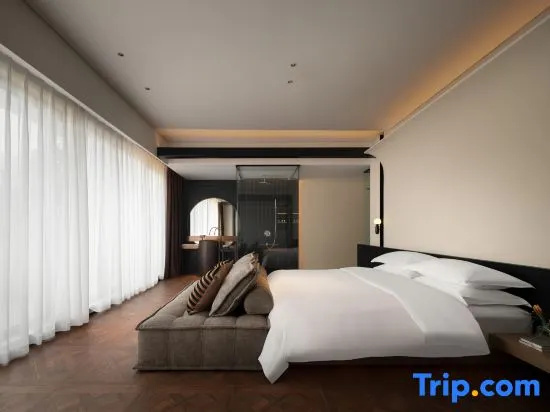 Double Suite with balcony (full double bed)
