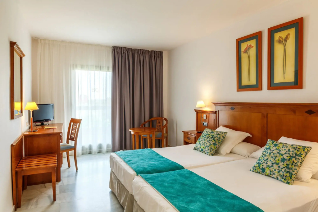 BQ Andalucia Beach Hotel - фото 4