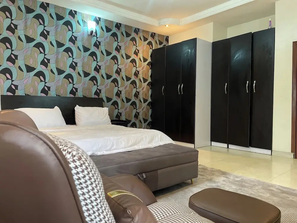 Luxury 4 BR Apt w Parking, Magodo Estate