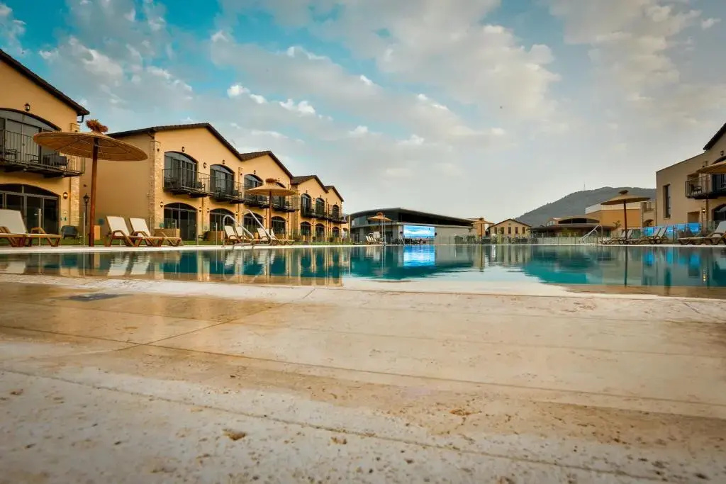 Deluxe Double room with pool view (full double bed)