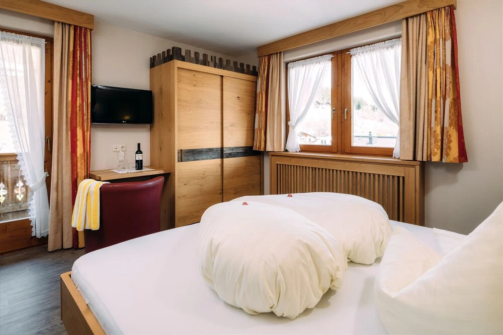 標準雙人房，設有露台及大床