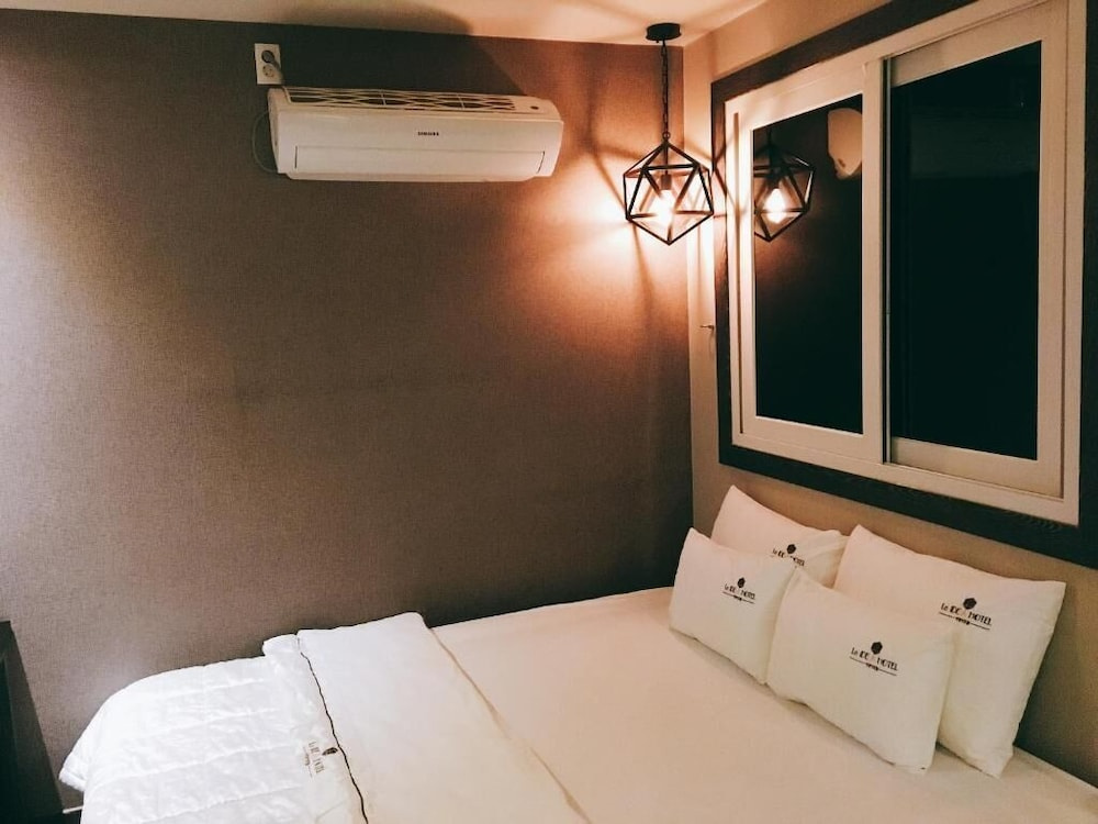 Superior Double room with city view (full double bed)
