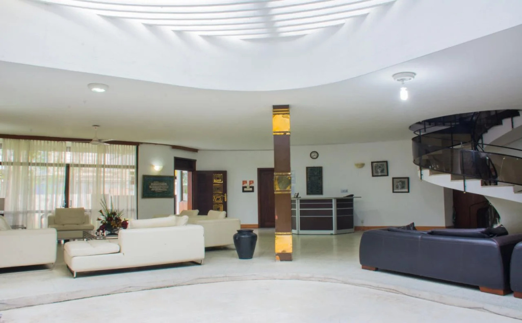 Yoho Hotel Road