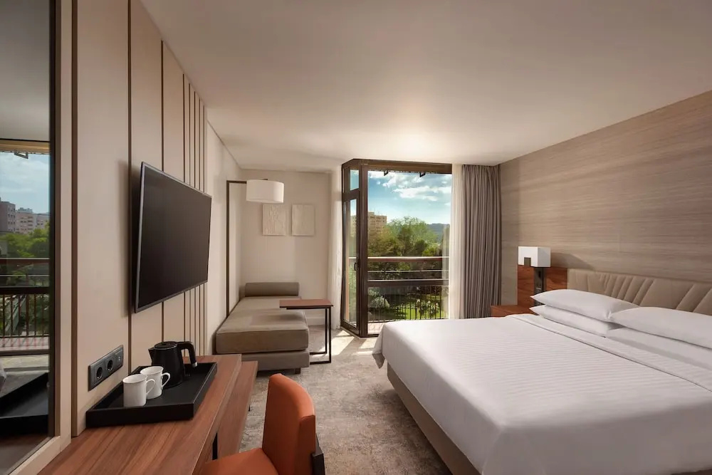 Signature Double room with balcony (full double bed)
