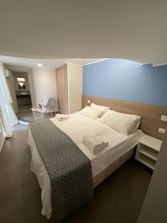 Deluxe Double room with balcony (full double bed)