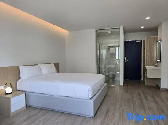 Deluxe Double room with city view (full double bed)