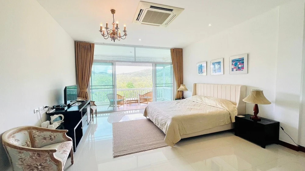 Standard room with mountain view