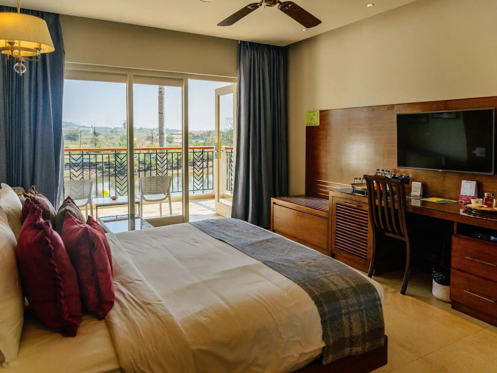 Acron Waterfront Resort - фото 3