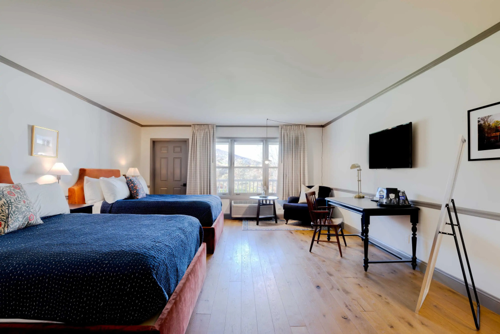Standard Double room with balcony and with mountain view (full double bed)