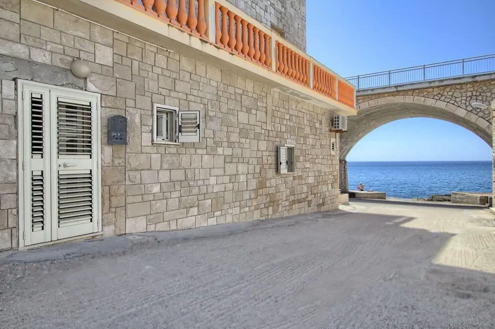 Lo Scalo, Front sea House