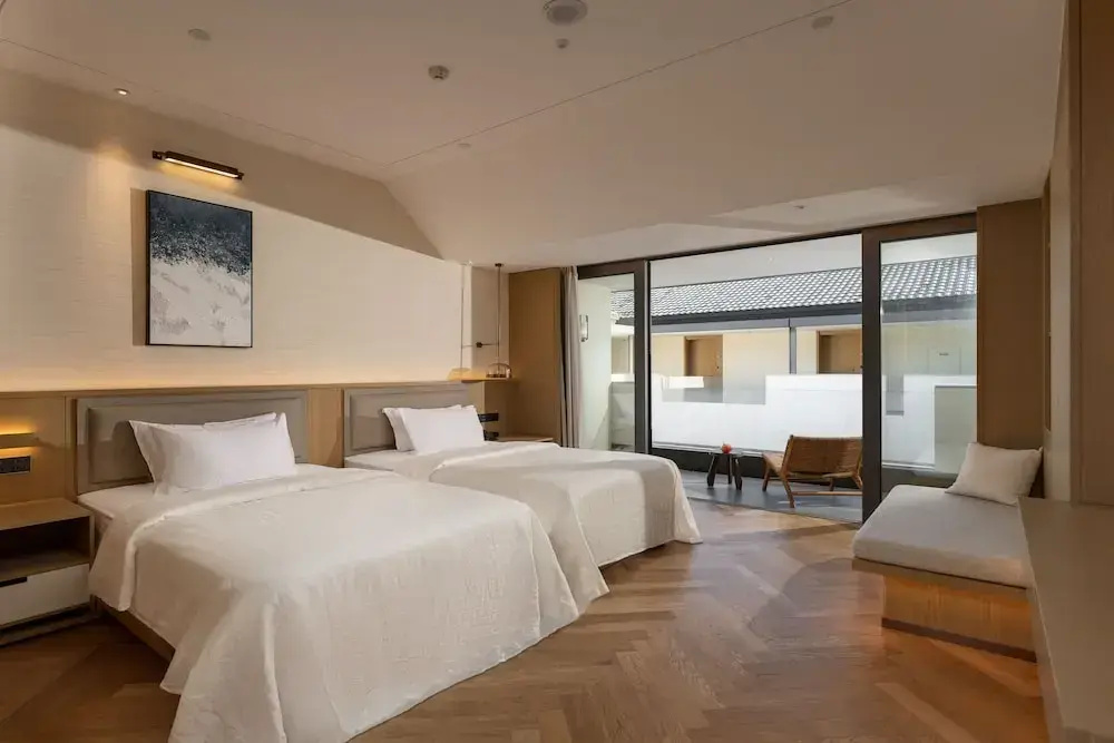 Classic Double room with balcony and with city view (twin beds)