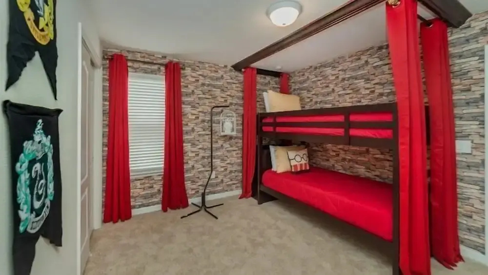 Beautiful 6 bedroom 4.5 Bathroom Pool Home in Windsor at Westside