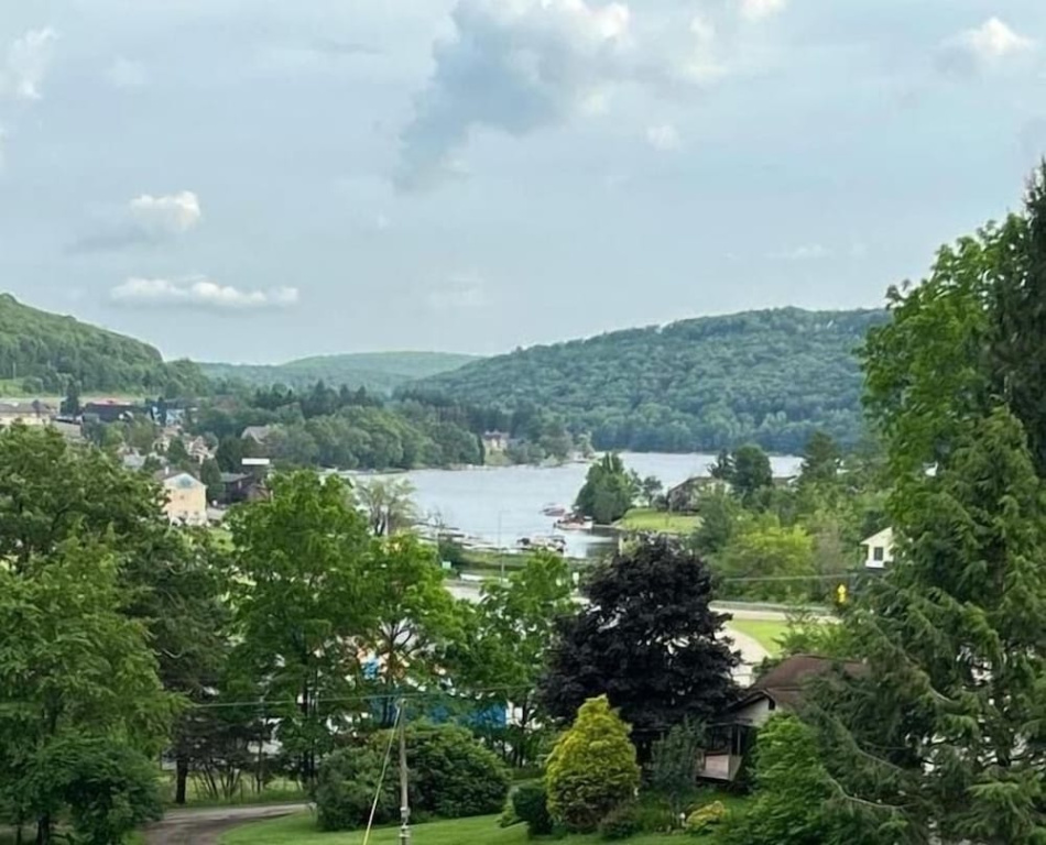 1 Mi to Wisp Resort: Hot Tub Haven in Mchenry!