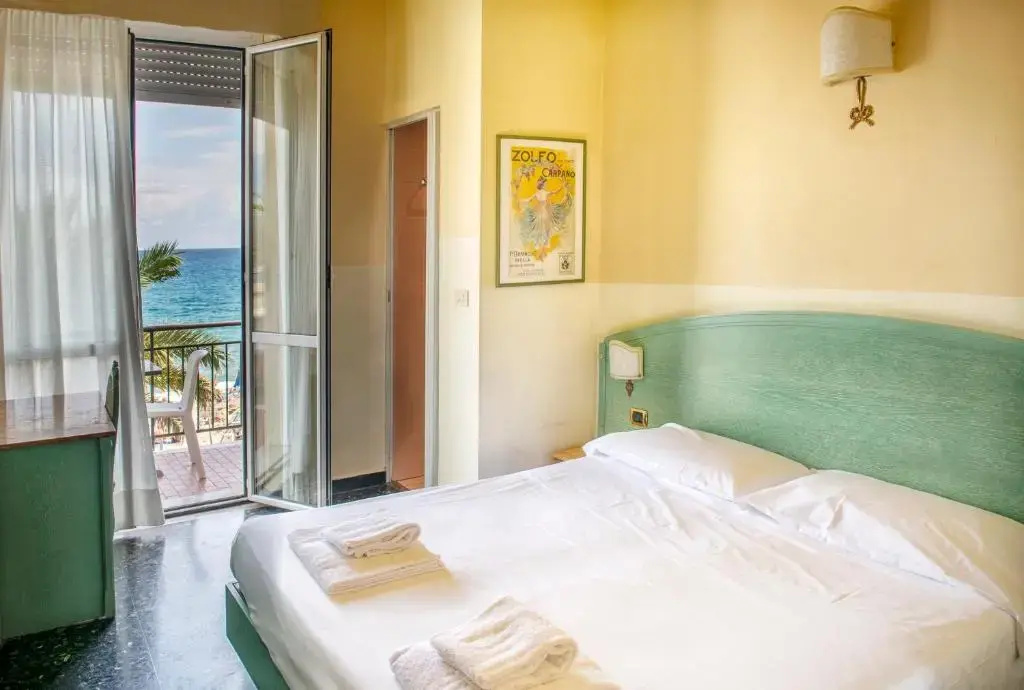 Standard Double room with sea view (full double bed)