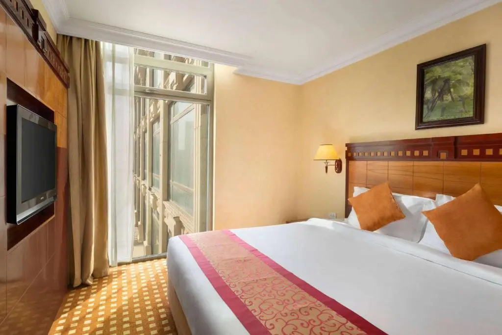 Business Double Suite (full double bed)