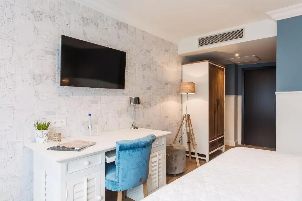 Standard Double room with street view (full double bed)