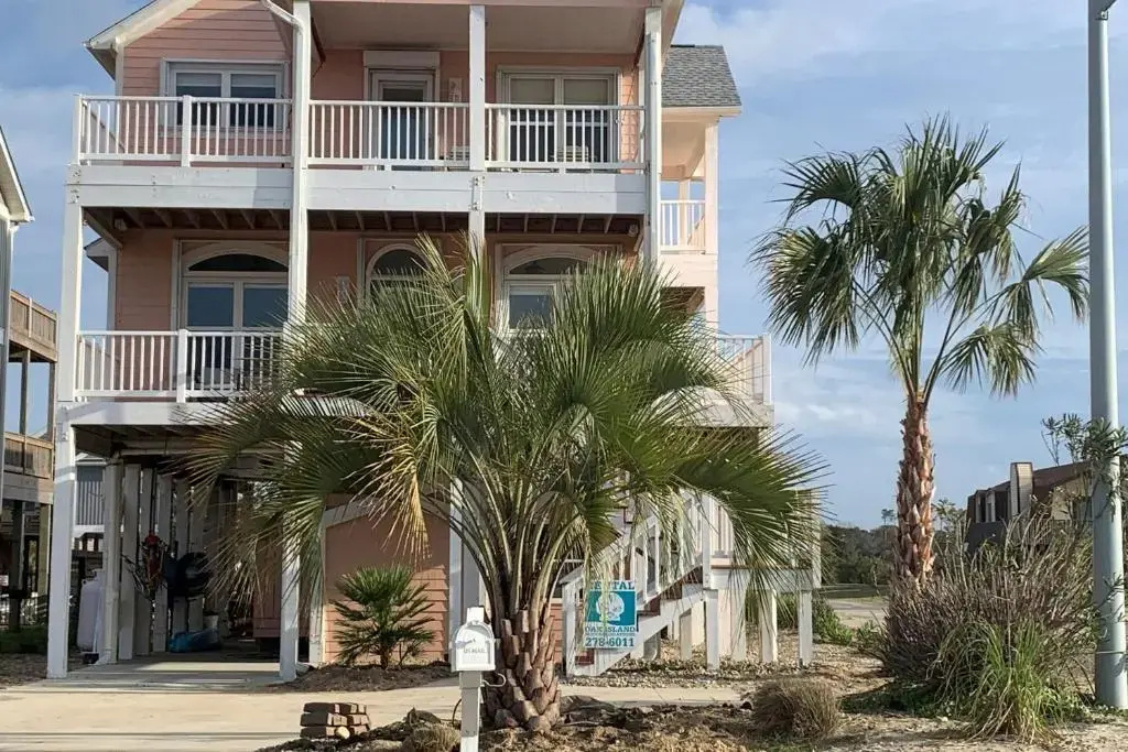 40 East Peach Bound by Oak Island Accommodations