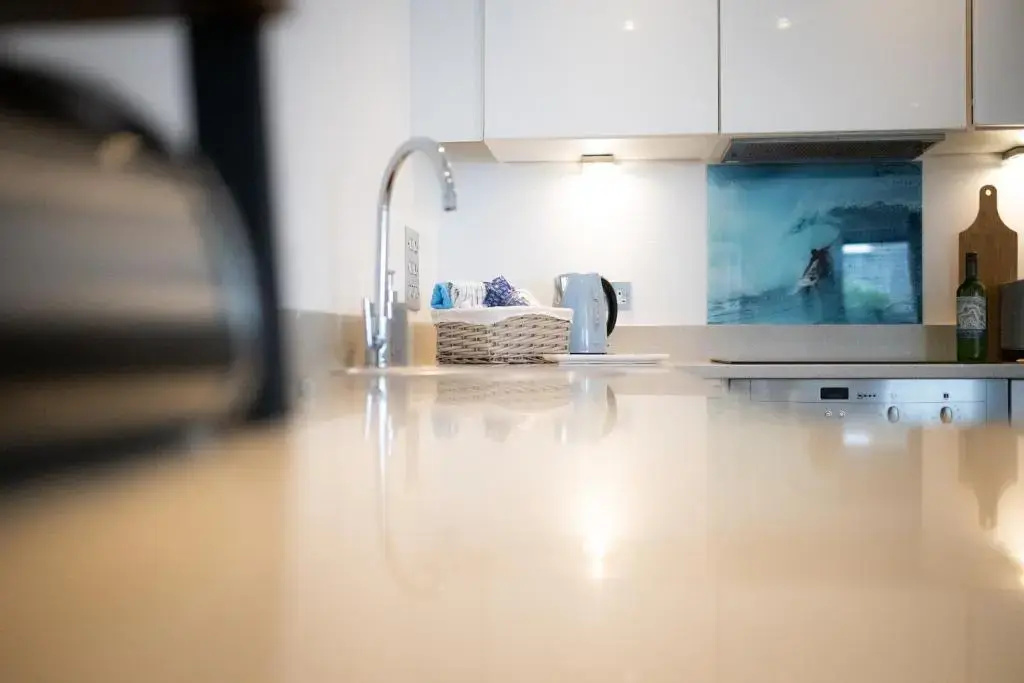 Seaview, Luxury apartment, 2 min walk to both Porth and Whipisderry beaches