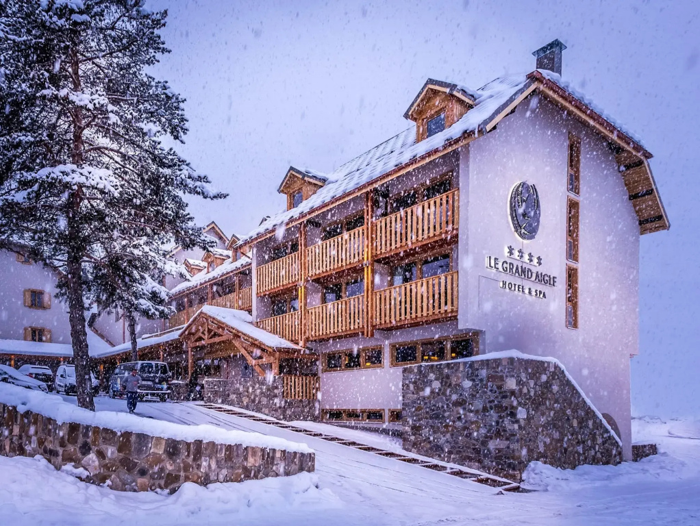 Le Grand Aigle, Friendly Hotel