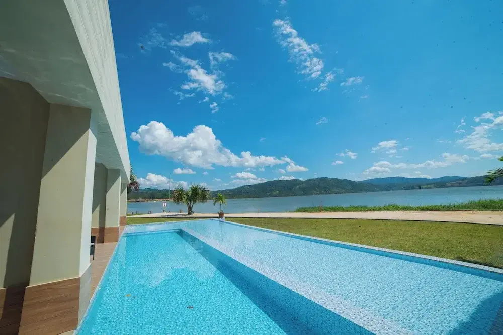 Suite with lake view