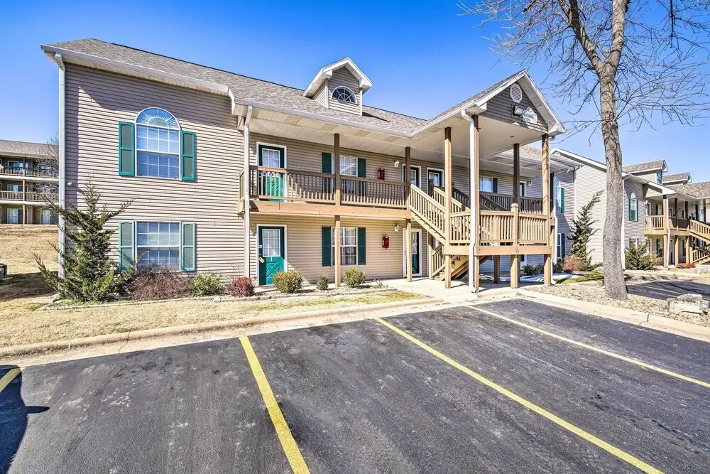 Charming Condo w/ Deck, 4 Mi to Branson Strip