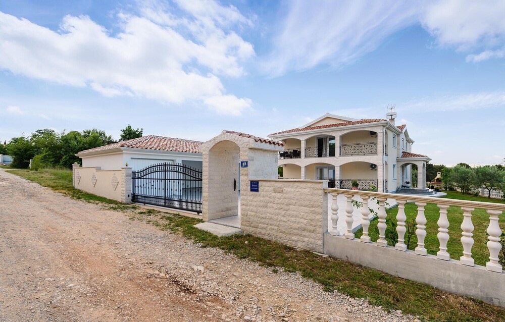 Nice Home in Buje With Wifi and 2 Bedrooms
