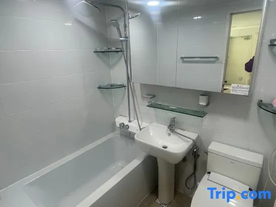 Private Room with Private Bathroom near Airport