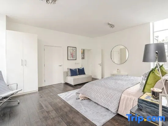 The Soho Sophisticate | Luxury Spacious 3-Bed Loft with AC Sleeps 6