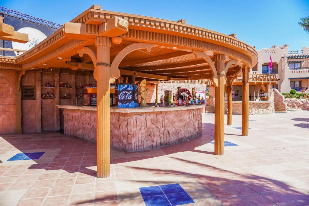 Charmillion Sea Life Resort: Enjoy drinks at this open-air resort bar beneath a spacious timber pavilion.