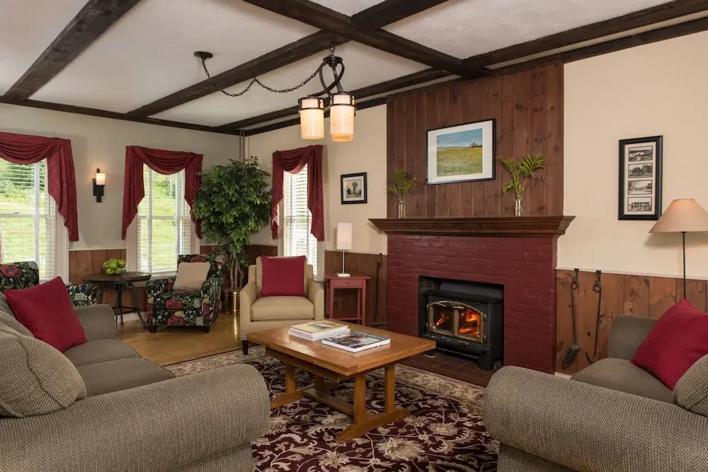 Brass Lantern Inn - 2