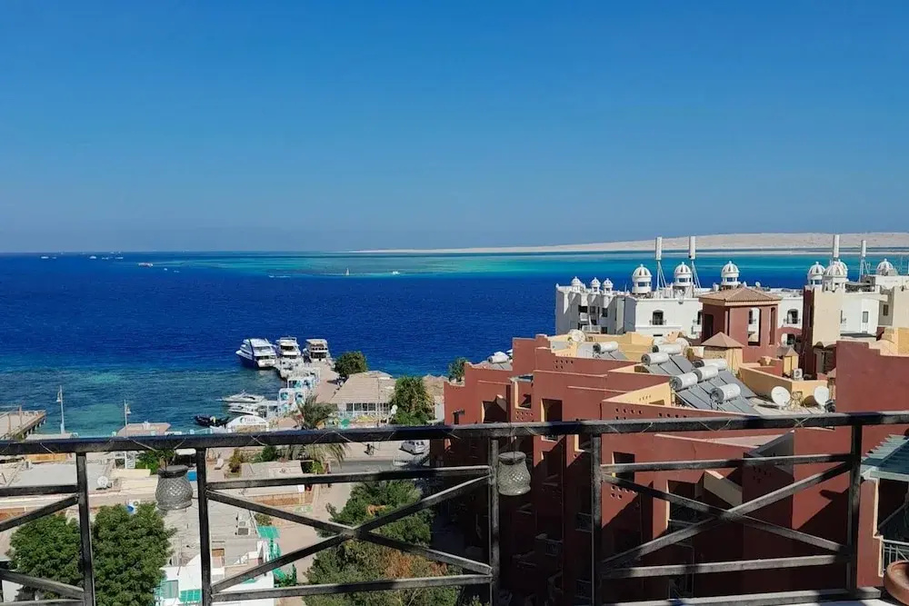 3-bed Sleeps 6 With Sea View & Free Parking