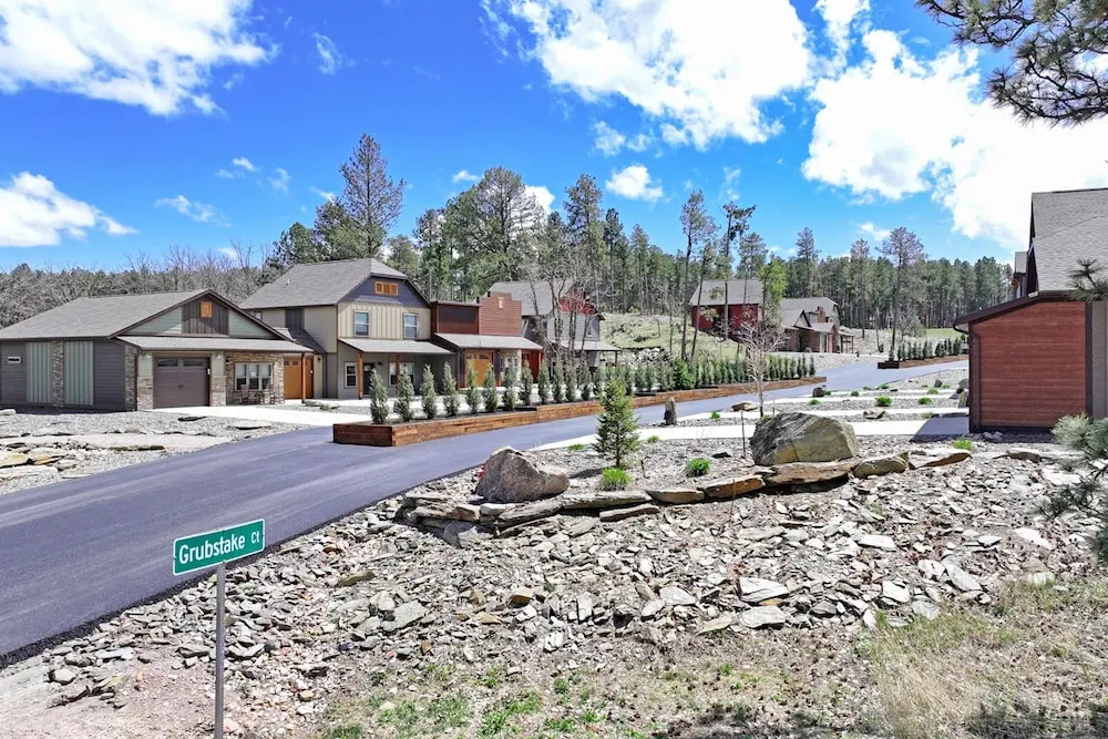 Gold Mining Condo King Bed Modern Comforts
