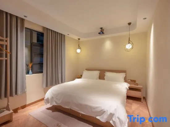 Deluxe Double room (full double bed)