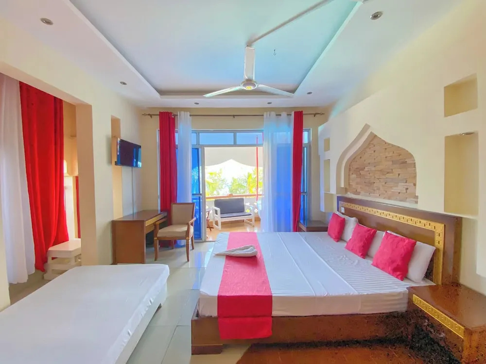 Sea Breeze Beachfront Apartments - фото 9