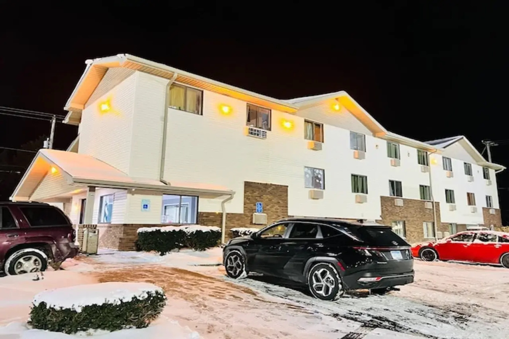 Super Inn by OYO Lansing MI