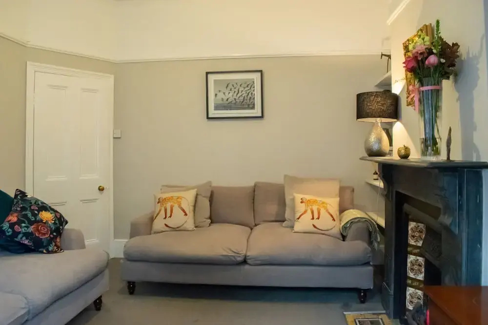 Cosy 2 Bed Ground Floor Flat In London