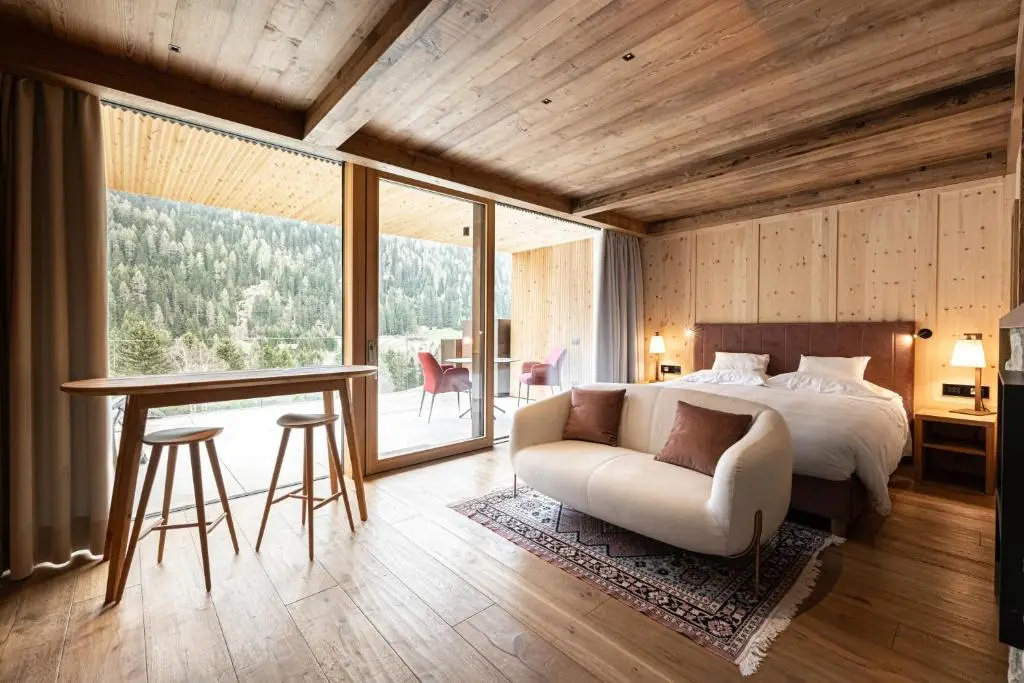 Suite with mountain view