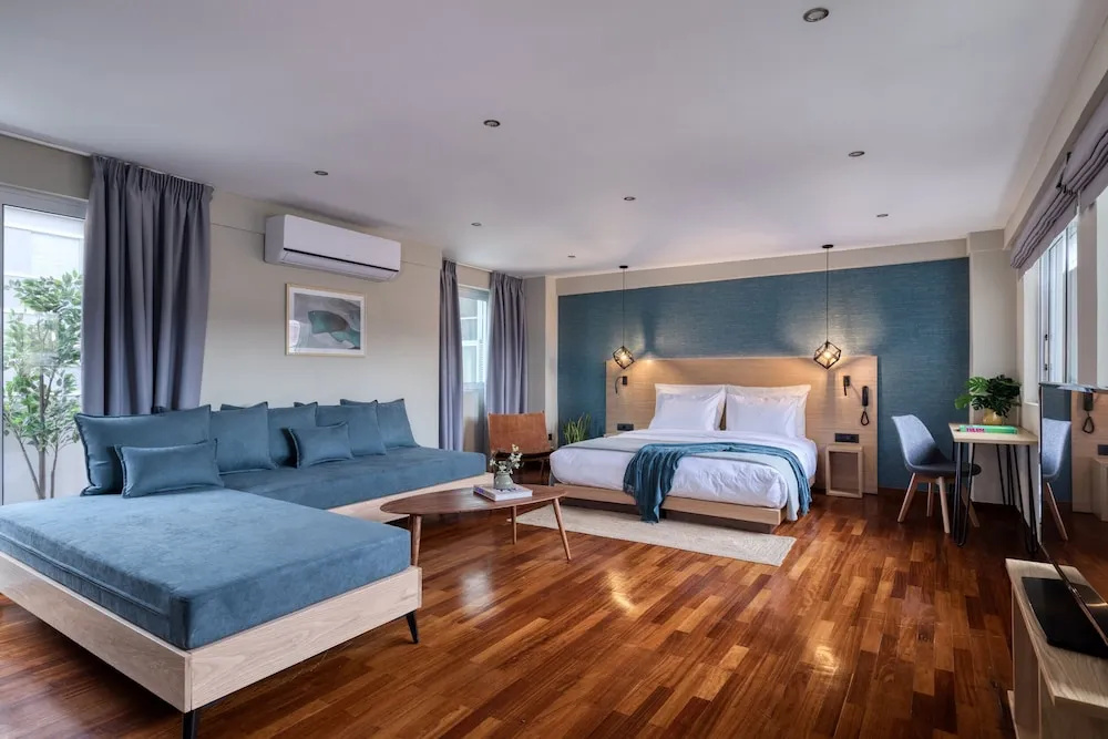 Superior Suite with balcony and with city view