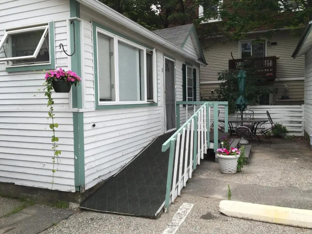 Crosswinds Motel & Cottages