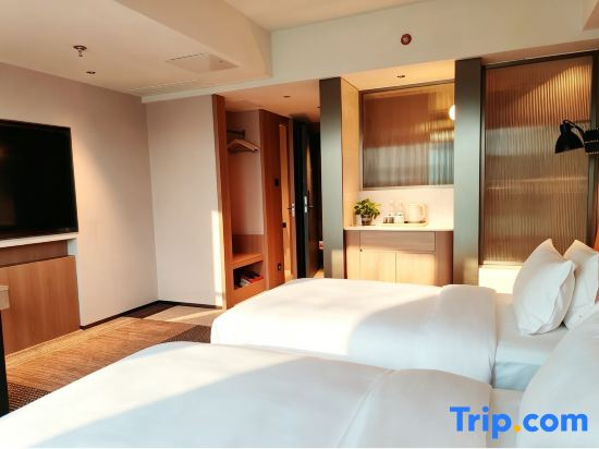 Standard Double room with street view (twin beds)